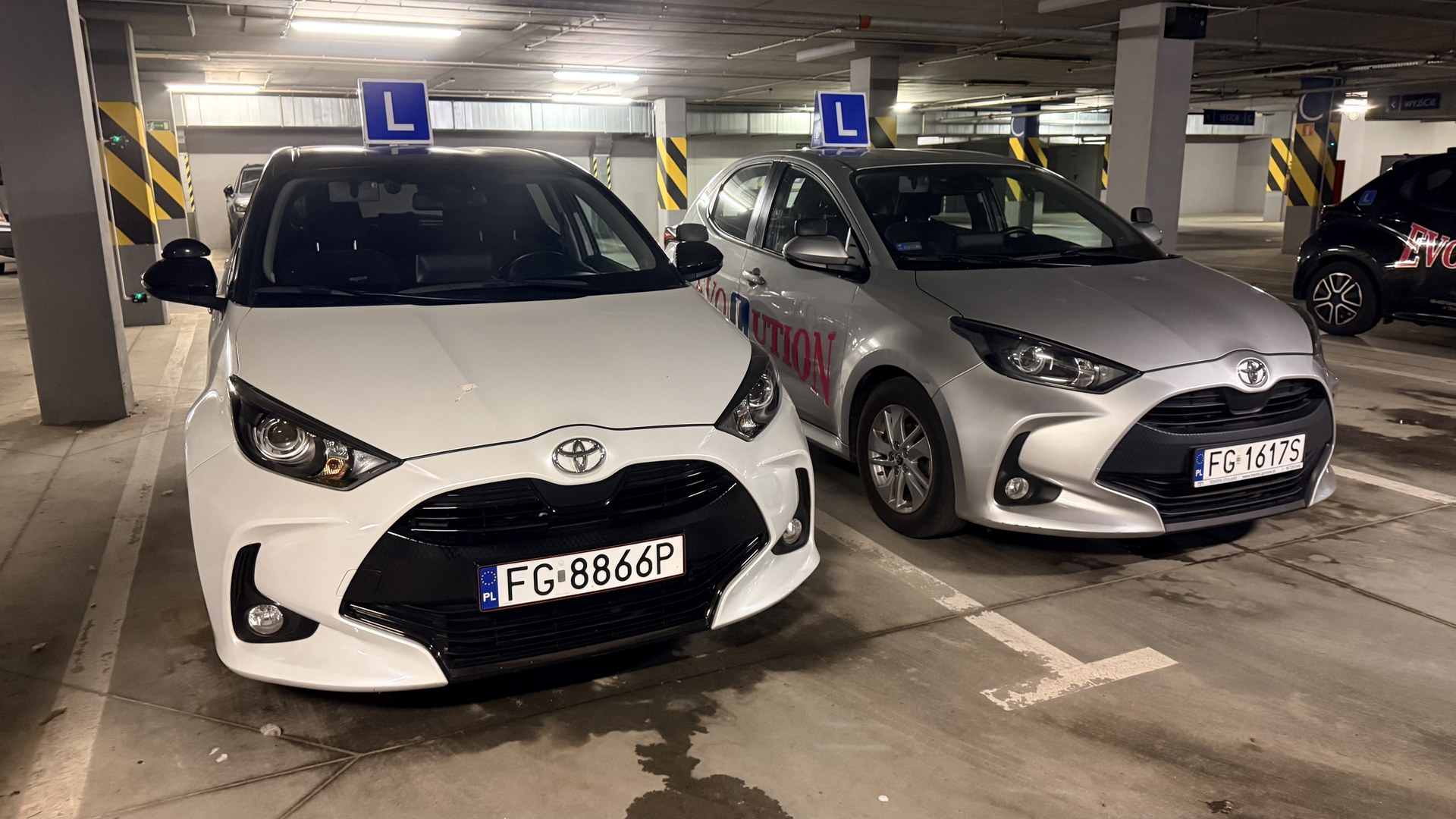 Toyoty Yaris z tablicami L – flota Evolution OSK